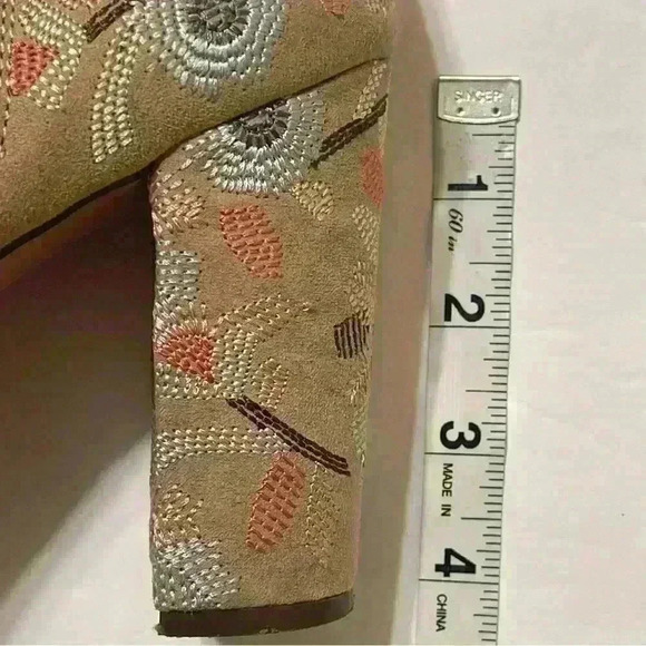 Women's SO Beige Suede Embroidered Open Toe Booties Size 9.5 Boho Floral outdoor - Picture 13 of 13